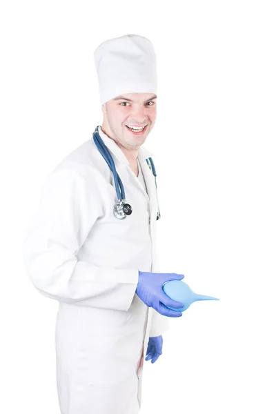 Halvlångt porträtt av stilig ung läkare, ler och håller i ena handen ett lavemang. Isolerad på bakgrunden — Stockfoto