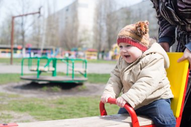 salıncaklar yaz doğaya karşı binen çocuk.