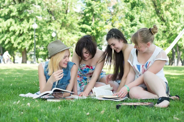 Nerds lezen in het park — Stockfoto