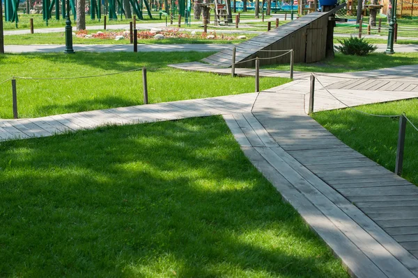Caminho de madeira em um parque — Fotografia de Stock