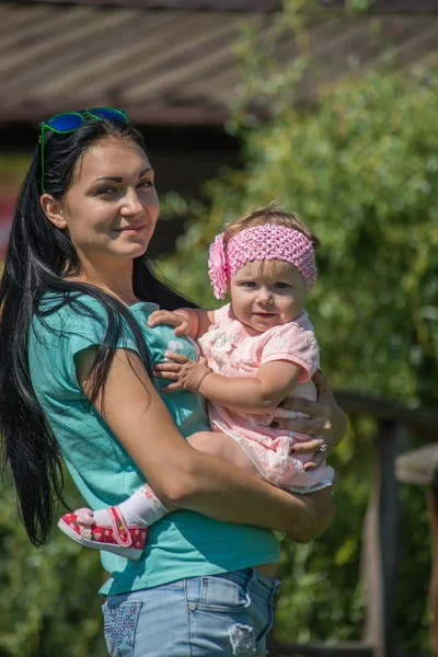 Madre e figlia nel parco. Festa della mamma. — Foto Stock