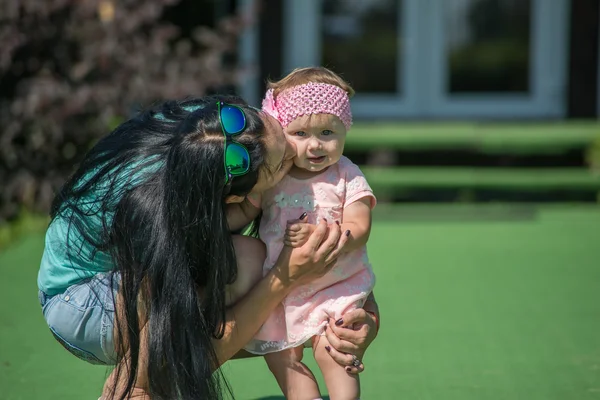 Mor och dotter i parken. Moderdagen. — Stockfoto