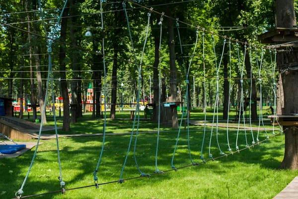 Il ponte di tronchi legati alle corde, parte di un percorso di corde — Foto Stock