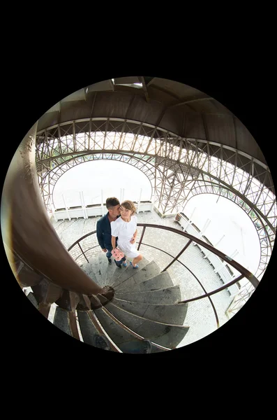 A noiva e o noivo no fundo da torre — Fotografia de Stock