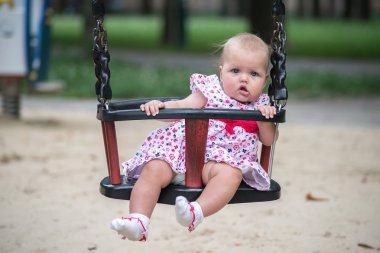 Arka Bahçe Swing kırmızı gül desenli bebek portresi