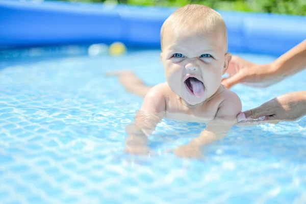 Kleines Baby im Wasserbecken — Stockfoto