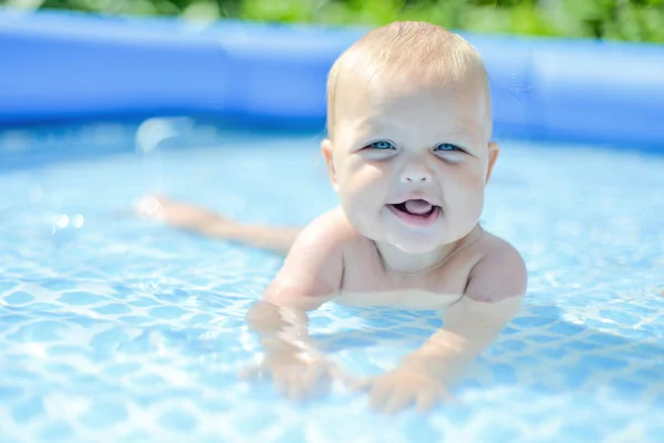 Piccolo bambino nella piscina d'acqua — Foto Stock