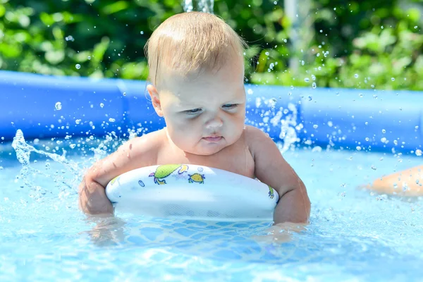 Kleines Baby im Wasserbecken — Stockfoto