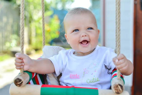 Retrato de bebê com balanço no quintal — Fotografia de Stock