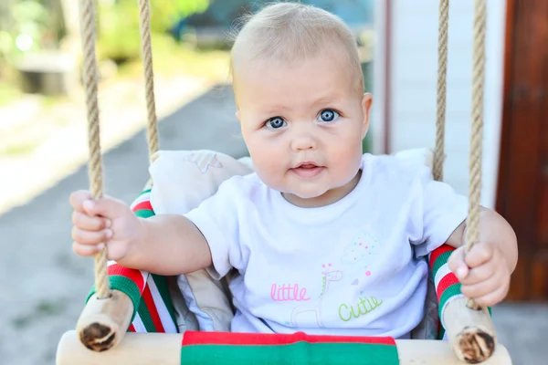 Arka Bahçe salıncak ile bebek portresi — Stok fotoğraf