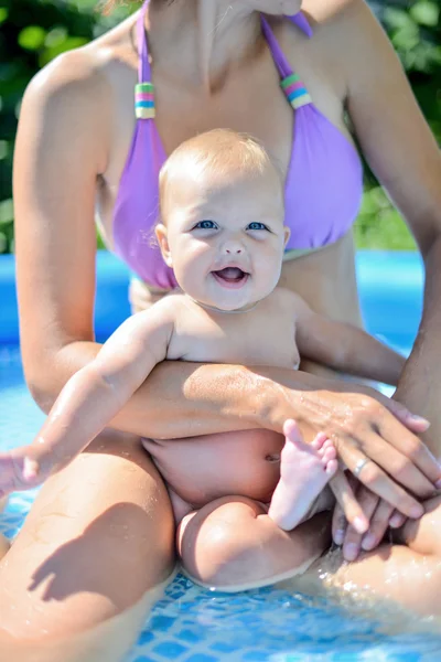 Hermosa joven morena mujer con su 6 meses de edad bebé relajarse Imágenes De Stock Sin Royalties Gratis