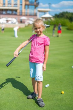 Golf Açık bir sahada oynamak sevimli küçük kız. Yaz Zamanı