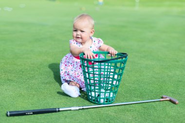 Golf oynarken küçük kız