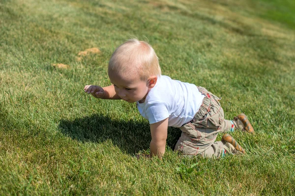 横になっている若い男の子の肖像画 — ストック写真