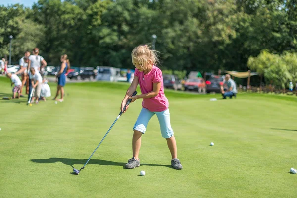 Golf Açık bir sahada oynamak sevimli küçük kız. Yaz Zamanı — Stok fotoğraf