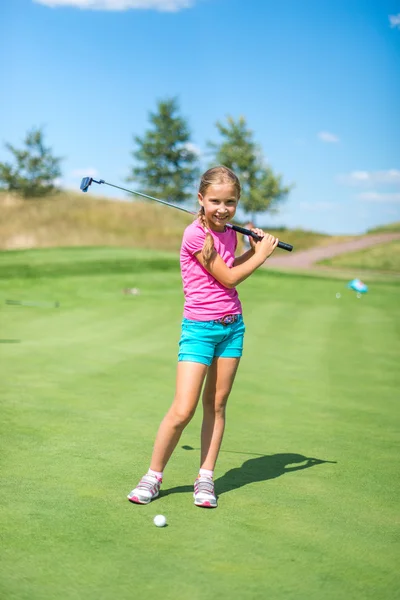 Golf Açık bir sahada oynamak sevimli küçük kız. Yaz Zamanı — Stok fotoğraf