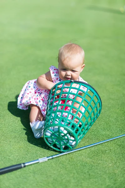 Golf oynarken küçük kız — Stok fotoğraf