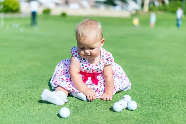 Маленькая девочка играет в гольф — стоковое фото