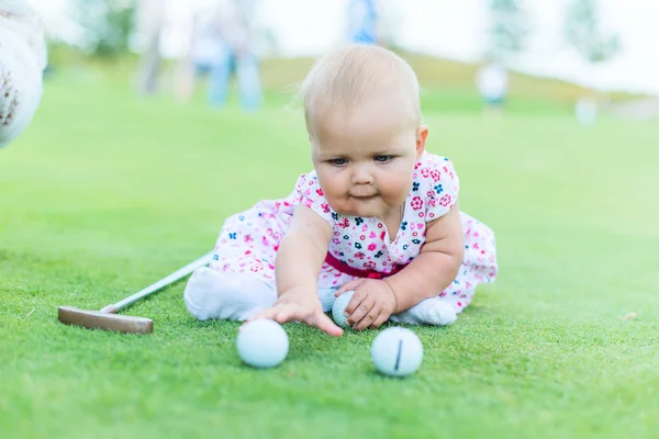 Niña jugando al golf — Foto de Stock