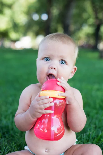 Cute dziewczynka obchodzi 0.5th lipca w parku. — Zdjęcie stockowe