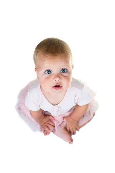 Портрет сладкого младенца в розовой пачке, ожерелье и бантике на белом фоне — стоковое фото