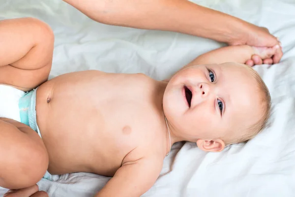 Masaż niemowlęcia. Matka masowania niemowląt brzuch — Zdjęcie stockowe
