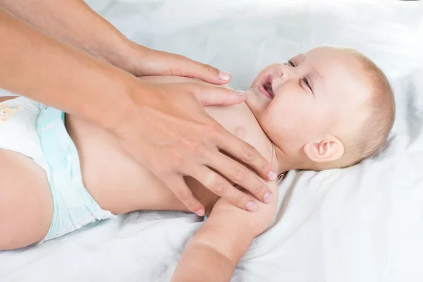 Massagem de bebé. Mãe massagear barriga infantil — Fotografia de Stock