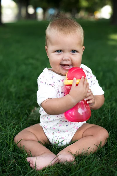 Mignon bébé fille célébrant dans le parc . — Photo