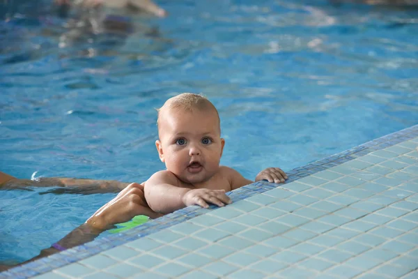 Junge Familie mit Baby hat Spaß im Schwimmbad. — Stockfoto