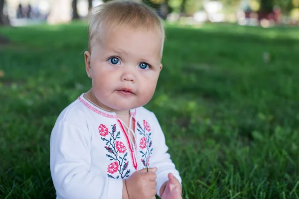 Funny kid s velkýma očima zblízka — Stock fotografie