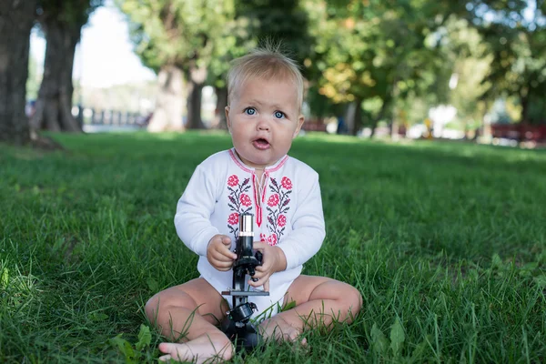 Kleine meisjes met Microscoop — Stockfoto