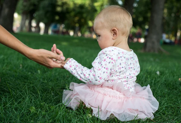 Mãe segurando uma mão de sua filha — Fotografia de Stock