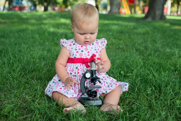 Kleine Mädchen mit Mikroskop — Stockfoto