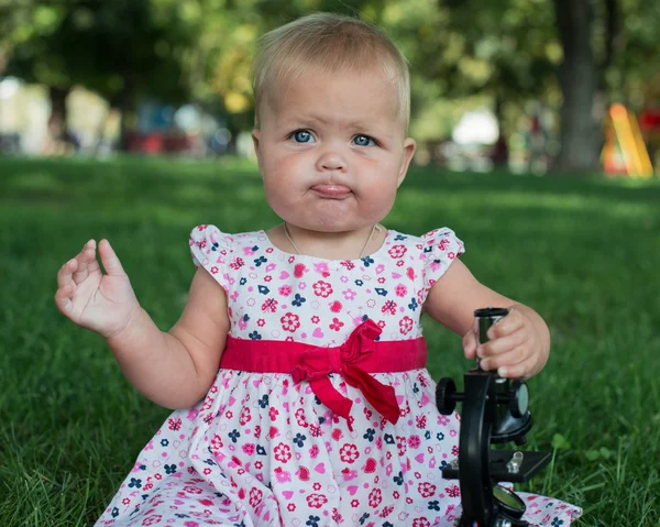 Kleine Mädchen mit Mikroskop — Stockfoto