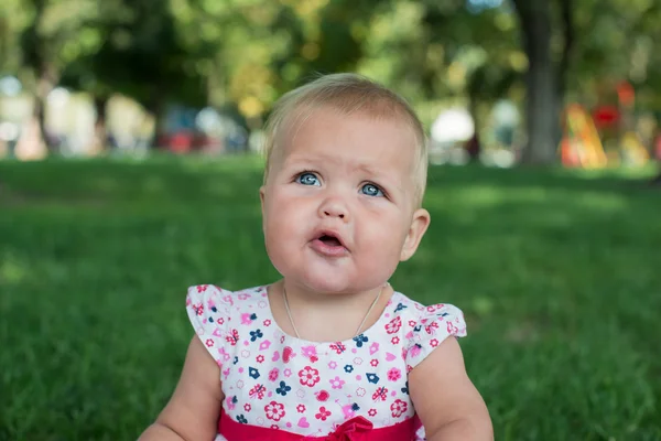 Funny kid s velkýma očima zblízka — Stock fotografie