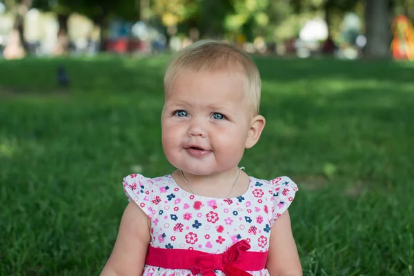 Enfant drôle avec les grands yeux de près — Photo