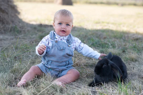 Leuk mooi lachen tiener meisje op gras met wit en zwart — Stockfoto