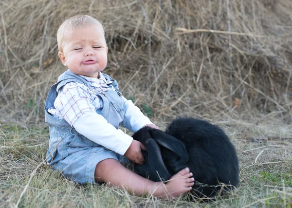 Mignon belle rire adolescent fille sur herbe avec blanc et noir — Photo