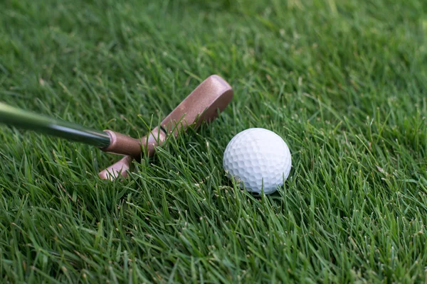 Stäng av putter och bollen — Stockfoto