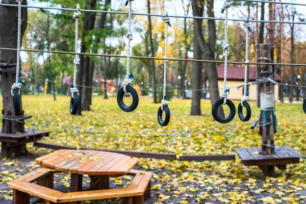 Dobrodružství lezení v lanovém parku, extrémní lanový park — Stock fotografie