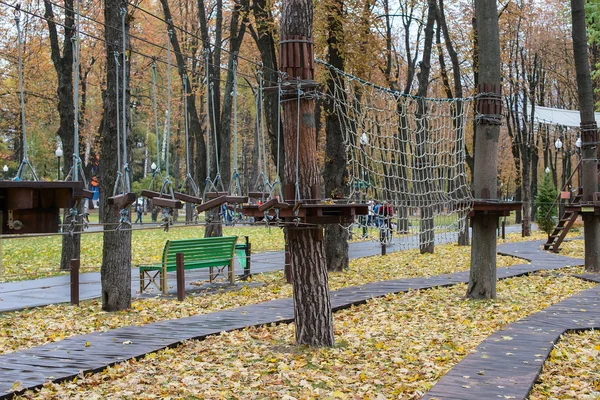 Скалолазание на высоком канатном парке, веревочный экстрим парк — стоковое фото