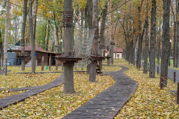 Adventure klättring high wire park, rep extreme park — Stockfoto