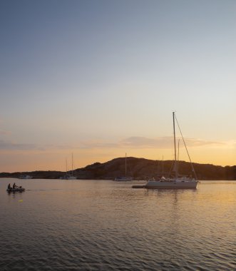 gün batımında İsveçli sahil