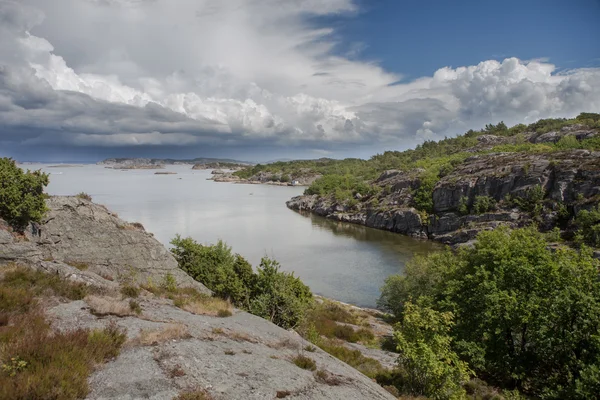 Blick auf die schwedische Küste Stockbild