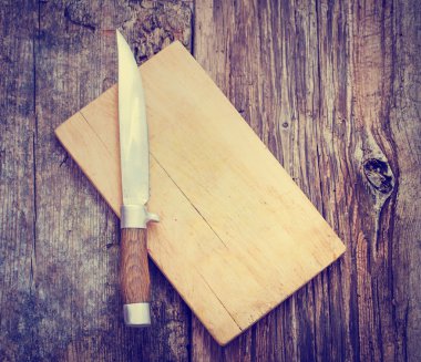 ahşap tahta üzerinde bıçak