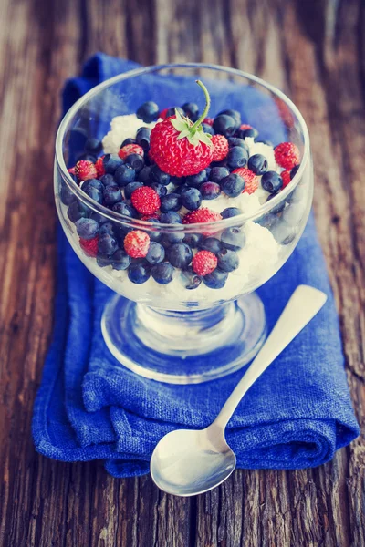 Dessert met berry en kwark — Stockfoto