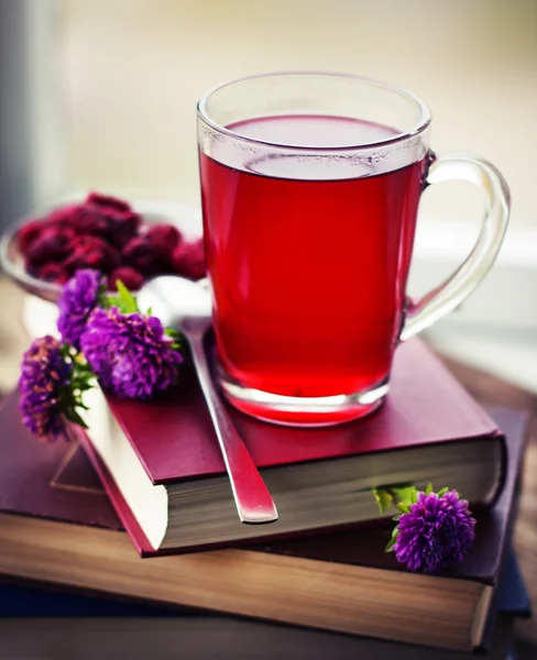 Libros, té, mermelada y flores —  Fotos de Stock