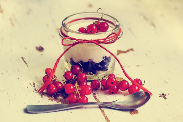 Mixed berries and yogurt with redcurrant — Stock Photo, Image