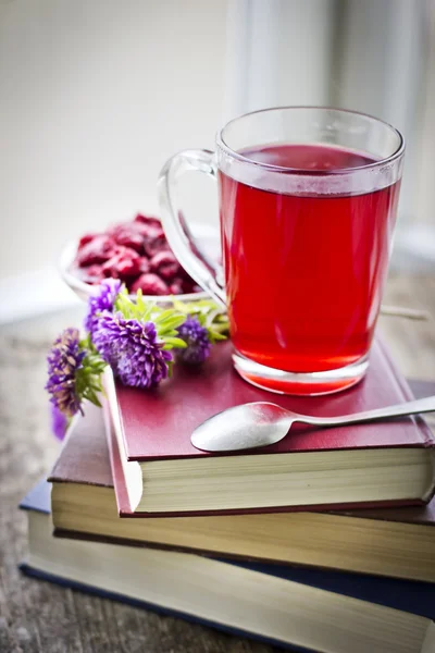 Książki, herbata, dżem i kwiaty — Zdjęcie stockowe