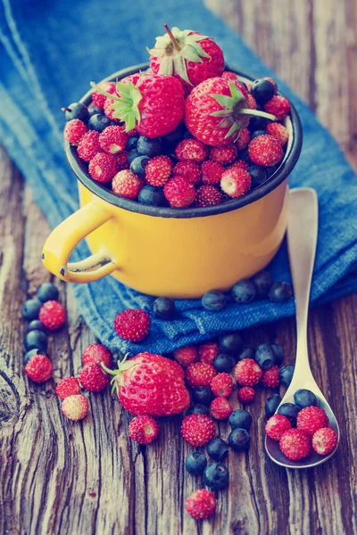 컵에 딸기 — 스톡 사진